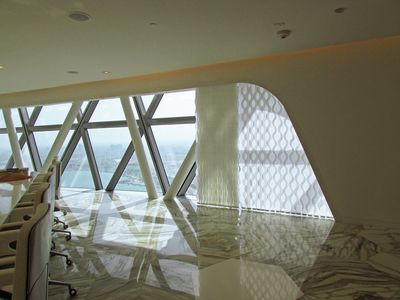 Sistemas de bandas verticales, SG 2950, Multi Visio, Room shot "Al Bidda Tower", Doha, Qatar, Vertical Waves