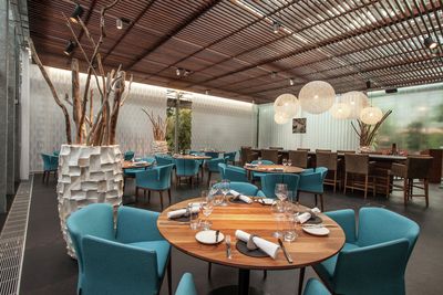 Sistemas de bandas verticales, SG 2950, Multi Visio, Room shot "Oona the Restaurant", Frutigen, Switzerland, Vertical Waves