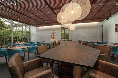 Sistemas de bandas verticales, SG 2950, Multi Visio, Room shot "Oona the Restaurant", Frutigen, Switzerland, Vertical Waves