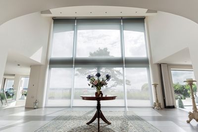 Sistemas de enrollables, SG 4880, Multiscreen 1-10%, Room shot "Harbourside Park", Poole, Dorset, United Kingdom