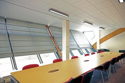 Sistemas Skylight, SG 2195, Multiscreen 1-10%, Room shot "Durham Gateway", Durham, United Kingdom